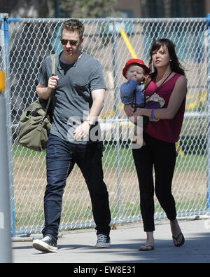 Josh Dallas verbringt Zeit mit seinem Sohn Oliver und sein Kindermädchen in einem Park mit Los Angeles: Josh Dallas, Dallas wo Oliver: Los Angeles, California, Vereinigte Staaten von Amerika bei: 18. April 2015 Stockfoto