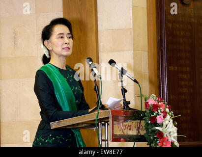 Yangon, Myanmar. 20. Juni 2015. Vorsitzende der Nationalliga für Demokratie (NLD) Aung San Suu Kyi befasst sich mit der fünften Sitzung des Zentralkomitees in Yangon, Myanmar, 20. Juni 2015. Aung San Suu Kyi am Samstag forderte Myanmars Stabilität vor den allgemeinen Wahlen zu gewährleisten. Bildnachweis: U Aung/Xinhua/Alamy Live-Nachrichten Stockfoto