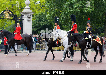 Princess Ann, Prinz William und Prinz Charles auf dem Rücken der Pferde für die Trooping die Farbe London Stockfoto