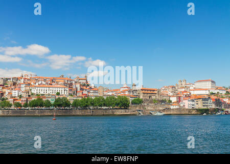 Hügel mit Altstadt von Porto, Portugal Stockfoto