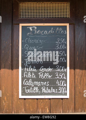 schwarzen typische Plakat in Spanien Restaurant Spanisch weißen handschriftlich Speisekarte bietet Sandwiches von Wurst, Käse, Salami, Schinken, po Stockfoto