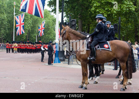 Berittene Polizei Offiziere auf der Mall für die Sicherheit der Königin, Trooping die Farbe London Stockfoto