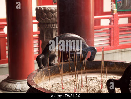 Weihrauch im Tempel in Singapur brennen Stockfoto