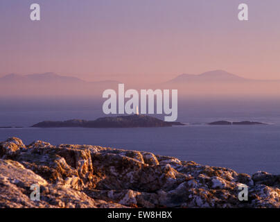 SE Ansicht von Rhoscolyn Head, Anglesey, auf Lleyn-Halbinsel: C19th Leuchtfeuer Turm & Seemanns Zuflucht auf Offshore-Felsen um Versandkosten zu warnen. Stockfoto