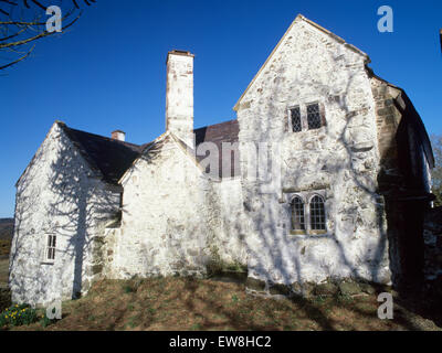 Hafoty, Llansadwrn, Anglesey: ein mittelalterliches Fachwerkhaus (R) wurde schließlich der E-Flügel einer Villa Tudor H-Plan mit zentralen Halle & W Flügel (L) Stockfoto