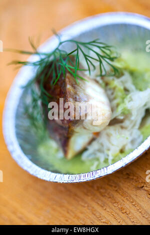 Gegrilltes Filet Stör, Dill und grünem Gemüse Stockfoto
