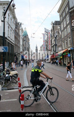 Rembrandtplein, Innere Stadt von Amsterdam Niederlande.  Polizei Mann patrouillierenden Street und Vermessung mit dem Mountainbike Stockfoto