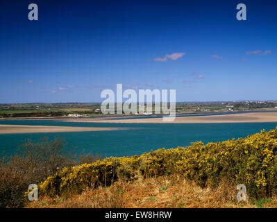 NNW von Twt Hügel, Caernarfon, Blick über Menai Strait, Anglesey Ufer mit Traeth Gwyllt Sandbänken bei Ebbe freigelegt: römische Invasion Punkt. Stockfoto