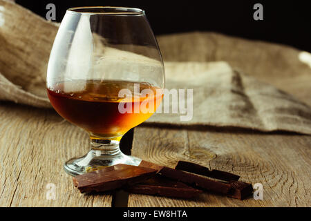 Schnaps Glas und Schokolade horizontale selektiven Fokus Stockfoto