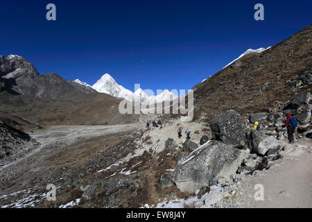 Wanderer zu Fuß entlang der Lobuche-Pass, Everest base Camp trek, UNESCO-Weltkulturerbe, Sagarmatha Nationalpark, Solu Stockfoto