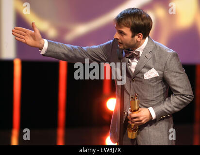 Berlin, Deutschland. 19. Juni 2015. Deutscher Komponist Nils Frahm erhält den Award für "beste Filmmusik" für den Film "Victoria" bei der 65. Deutscher Filmpreis (Deutscher Filmpreis) in Berlin, Deutschland. Bildnachweis: Dpa picture Alliance/Alamy Live News Stockfoto