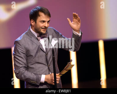Berlin, Deutschland. 19. Juni 2015. Deutscher Komponist Nils Frahm erhält den Award für "beste Filmmusik" für den Film "Victoria" bei der 65. Deutscher Filmpreis (Deutscher Filmpreis) in Berlin, Deutschland. Bildnachweis: Dpa picture Alliance/Alamy Live News Stockfoto