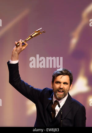 Berlin, Deutschland. 19. Juni 2015. Filmemacher Sebastian Schipper erhält den Award für "beste Regie" für den Thriller "Victoria" bei der 65. Deutscher Filmpreis (Deutscher Filmpreis) in Berlin, Deutschland. Bildnachweis: Dpa picture Alliance/Alamy Live News Stockfoto
