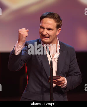 Berlin, Deutschland. 19. Juni 2015. Schauspieler Frederick Lau erhält den Award für "beste männliche Hauptrolle" für den Film "Victoria" bei der 65. Deutscher Filmpreis (Deutscher Filmpreis) in Berlin, Deutschland. Bildnachweis: Dpa picture Alliance/Alamy Live News Stockfoto