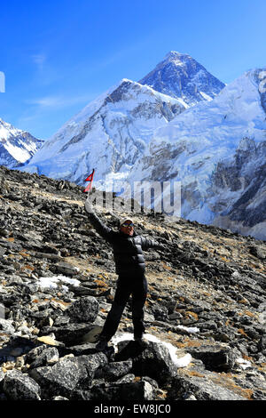 Erwachsenen Trekker auf Kala Patthar Berg Everest Gipfel hinter, UNESCO-Weltkulturerbe, Sagarmatha Nationalpark, Stockfoto