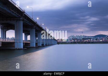Banpo-Brücke bei Nacht, Seoul, South Korea Stockfoto