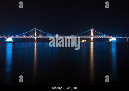 Die Gwangan-Brücke oder Diamond Bridge bei Nacht gesehen von Gwangali Beach, Busan, Südkorea. Stockfoto