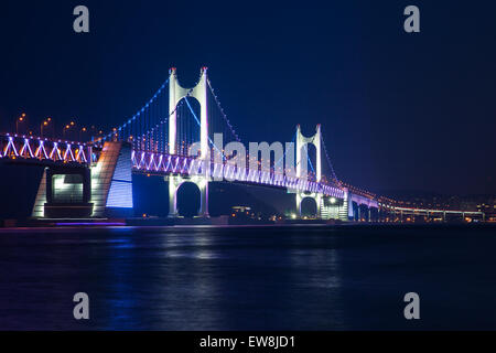 Die Gwangan-Brücke oder Diamond Bridge bei Nacht, Busan, Südkorea. Stockfoto