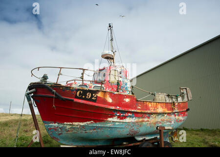 Irland, Co. Wexford, Kilmore Quay, bunte altes Fischerboot oberhalb des Strandes Stockfoto