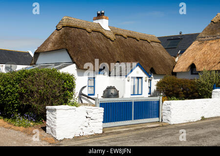 Irland, Co. Wexford, Kilmore Quay, idyllische Reetdachhaus im Dorfzentrum mit nautischen Gartendekorationen Stockfoto