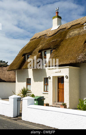 Irland, Co. Wexford, Kilmore Quay, idyllische Reetdachhaus im Zentrum des Dorfes Stockfoto