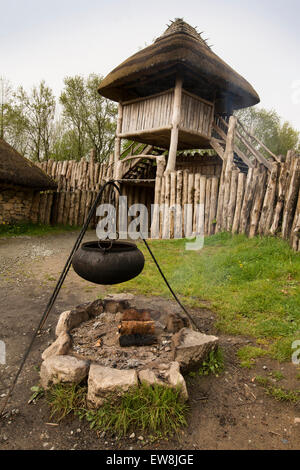 Irland, Co. Wexford, Irish National Heritage Park, Eisen Kochtopf über Feuer in frühen mittelalterlichen Ringfort Stockfoto