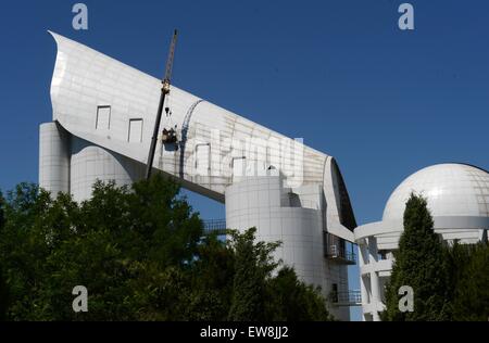 Xinglong. 19. Juni 2015. Foto aufgenommen am 19. Juni 2015 zeigt der große Himmel Area Multi-Object Fibre Spektroskopie Teleskop (LAMOST) an der Xinglong-Beobachtungsstation der nationalen astronomischen Observatorien unter der chinesischen Akademie der Wissenschaften in Xinglong, Nordchinas Provinz Hebei. Die Beobachtungsstation ist ausgestattet mit einem LAMOST Satz, auch bekannt als das Guo Shoujing Teleskop, benannt nach dem 13. Jahrhundert chinesische Astronomen. Bildnachweis: Wang Xiao/Xinhua/Alamy Live-Nachrichten Stockfoto