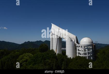 Xinglong. 19. Juni 2015. Foto aufgenommen am 19. Juni 2015 zeigt der große Himmel Area Multi-Object Fibre Spektroskopie Teleskop (LAMOST) an der Xinglong-Beobachtungsstation der nationalen astronomischen Observatorien unter der chinesischen Akademie der Wissenschaften in Xinglong, Nordchinas Provinz Hebei. Die Beobachtungsstation ist ausgestattet mit einem LAMOST Satz, auch bekannt als das Guo Shoujing Teleskop, benannt nach dem 13. Jahrhundert chinesische Astronomen. Bildnachweis: Wang Xiao/Xinhua/Alamy Live-Nachrichten Stockfoto