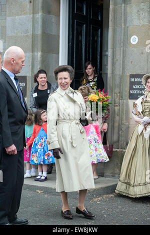 Das Royal Highland Centre, Ingliston, Newbridge, Midlothian, UK.19th Juni 2015. Die Princess Royal, Ehrenmitglied der Royal Highland und Landwirtschafts-Gesellschaft von Schottland, Besuch der Royal Highland Show, Schottland.  Bildnachweis: Karen Appleyard/Alamy Live-Nachrichten Stockfoto