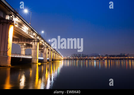 Banpo-Brücke bei Nacht, Seoul, South Korea Stockfoto