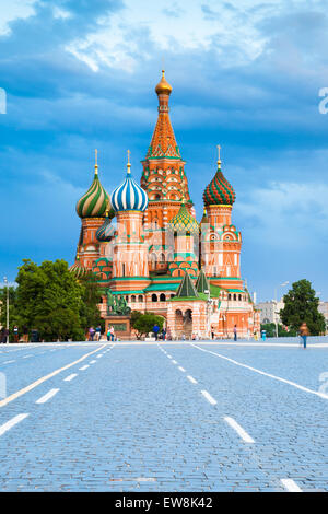 Moskau, Russland - 17. Juni: die Ansicht der Basilius Kathedrale auf dem Roten Platz bei Sonnenuntergang am 17. Juni 2015, Moskau, Russland. Stockfoto