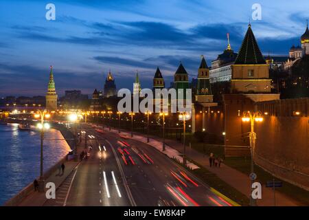 Die Ansicht des Moskauer Kreml, Ministry of Foreign Affairs und Kremlevskaya Damm in der Abenddämmerung, Moskau, Russland am 7. Mai 2014. Stockfoto