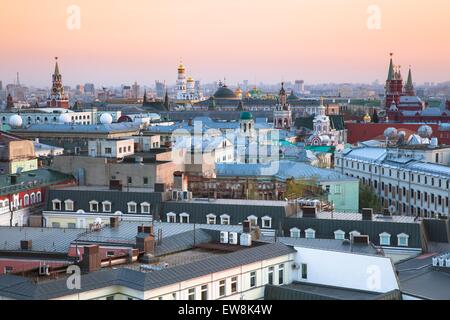 Sonnenuntergang in Zentrum von Moskau mit schönen Kreml Ensemble, Moskau, Russland. Stockfoto