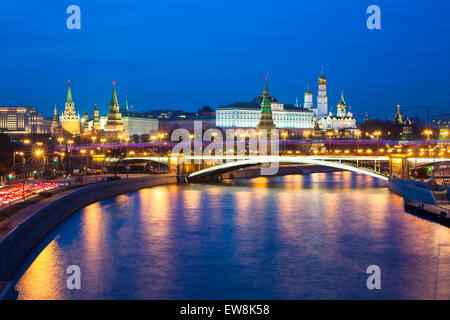 Abenddämmerung auf der Moskauer Kreml von der Moskwa, Moskau, Russland. Stockfoto