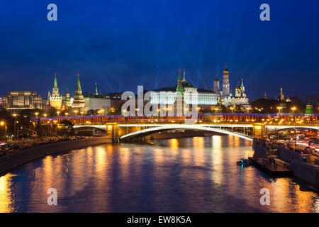 Moskau, Russland - 9. Mai 2015: Tag des Sieges (Zweiter Weltkrieg) 60. Jubiläum in Moskau mit Licht-Show über Kreml o Stockfoto