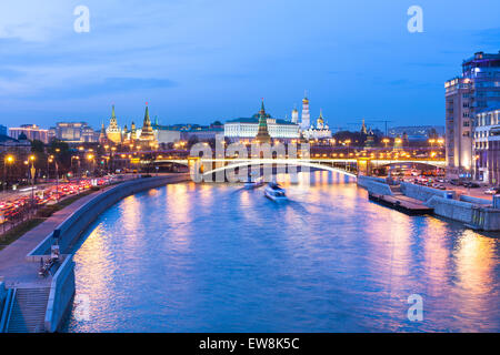 Abenddämmerung auf der Moskauer Kreml von der Moskwa, Moskau, Russland. Stockfoto