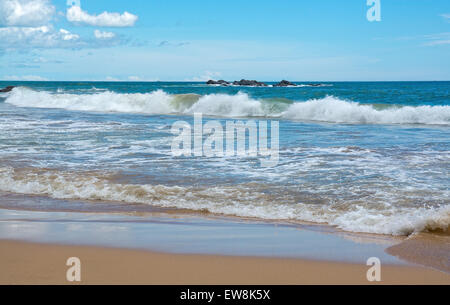 Schöne Wellen am Paradiesstrand im südlichen Provinz, Sri Lanka, Asien im Dezember. Stockfoto