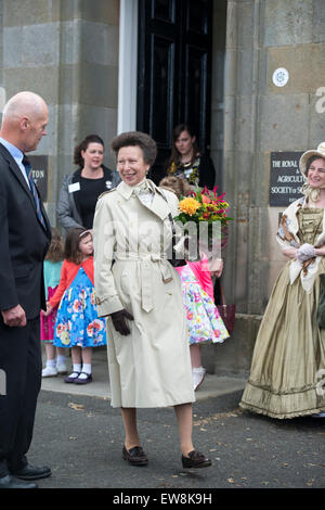 Das Royal Highland Centre, Ingliston, Newbridge, Midlothian, UK.19th Juni 2015. Die Princess Royal, Ehrenmitglied der Royal Highland und Landwirtschafts-Gesellschaft von Schottland, Besuch der Royal Highland Show in der Royal Highland-Mitte. Bildnachweis: Karen Appleyard/Alamy Live-Nachrichten Stockfoto