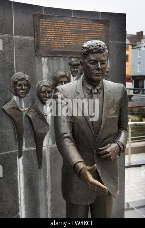 Irland, Co. Wexford, New Ross Kennedy Familie Memorial am Kai, Statue von JFK bereit, Hände schütteln Stockfoto