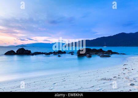 Sonnenuntergang an der Küste der Insel Koh Lipe, Thailand. Stockfoto