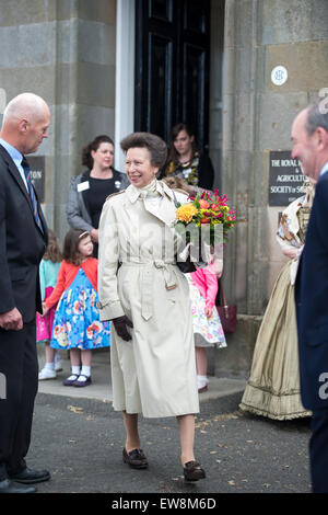 Das Royal Highland Centre, Ingliston, Newbridge, Midlothian, UK.19th Juni 2015. Die Princess Royal, Ehrenmitglied der Royal Highland und Landwirtschafts-Gesellschaft von Schottland, Besuch der Royal Highland Show in der Royal Highland-Mitte. Bildnachweis: Karen Appleyard/Alamy Live-Nachrichten Stockfoto