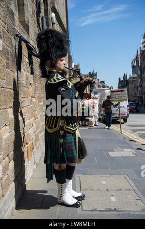 Eine Piper in Edinburgh Stockfoto