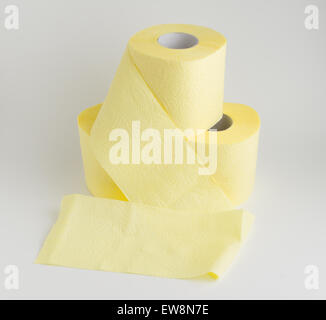 mehrere Rollen weiches Toilettenpapier auf weißem Hintergrund Stockfoto