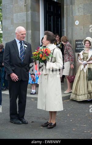 Das Royal Highland Centre, Ingliston, Newbridge, Midlothian, UK.19th Juni 2015. Die Princess Royal, Ehrenmitglied der Royal Highland und Landwirtschafts-Gesellschaft von Schottland, Besuch der Royal Highland Show, Schottland. Bildnachweis: Karen Appleyard/Alamy Live-Nachrichten Stockfoto