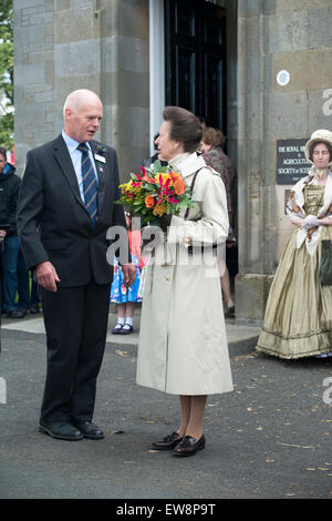 Das Royal Highland Centre, Ingliston, Newbridge, Midlothian, UK.19th Juni 2015. Die Princess Royal, Ehrenmitglied der Royal Highland und Landwirtschafts-Gesellschaft von Schottland, Besuch der Royal Highland Show, Schottland. Bildnachweis: Karen Appleyard/Alamy Live-Nachrichten Stockfoto