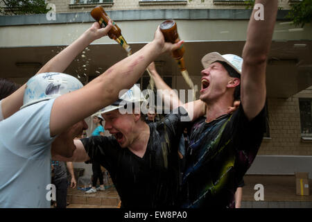 Moskau, Russland. 19. Juni 2015. Studenten der technischen Universität Bauman Moskau Zustand feiern Diplom der Hochschulbildung in der Nähe des Campus in Moskau, Russland Stockfoto