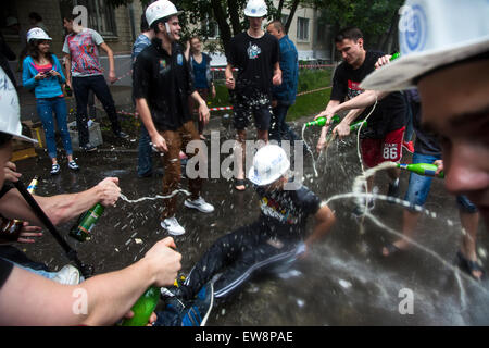 Moskau, Russland. 19. Juni 2015. Studenten der technischen Universität Bauman Moskau Zustand feiern Diplom der Hochschulbildung in der Nähe des Campus in Moskau, Russland Stockfoto