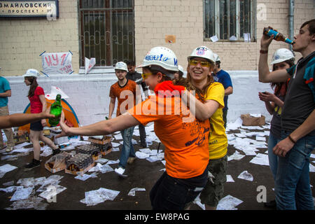 Moskau, Russland. 19. Juni 2015. Studenten der technischen Universität Bauman Moskau Zustand feiern Diplom der Hochschulbildung in der Nähe des Campus in Moskau, Russland Stockfoto