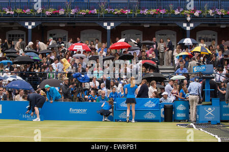 London, UK. 20. Juni 2015. Queens Aegon Championship Tennis. Die Schirme sind wie Regen Beginn der Semi-Finaltag in Queens verzögert. Bildnachweis: Aktion Plus Sport/Alamy Live-Nachrichten Stockfoto