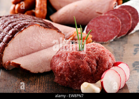 Verschiedene Fleischerzeugnisse einschließlich Schinken und Wurstwaren. Stockfoto